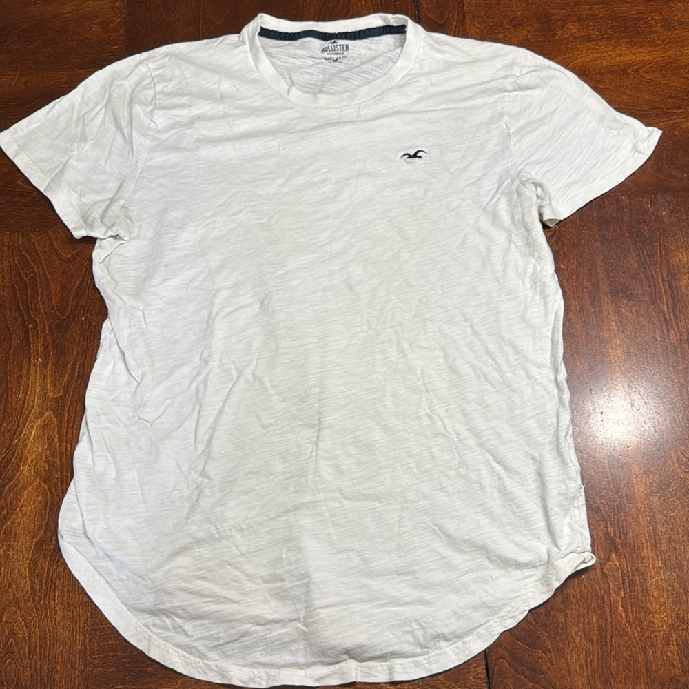 Men’s Hollister white curved hem tee - Size L